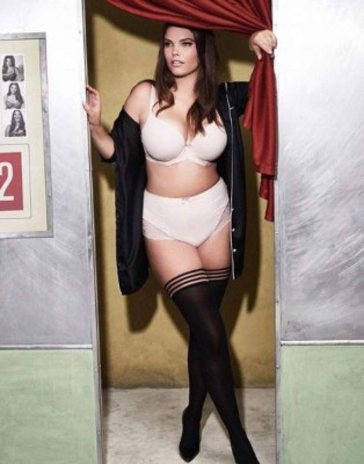 Molly no tiene problemas en mostrar su belleza al natural, usando poco maquillaje y dejando a la vista su celulitis y estrías.