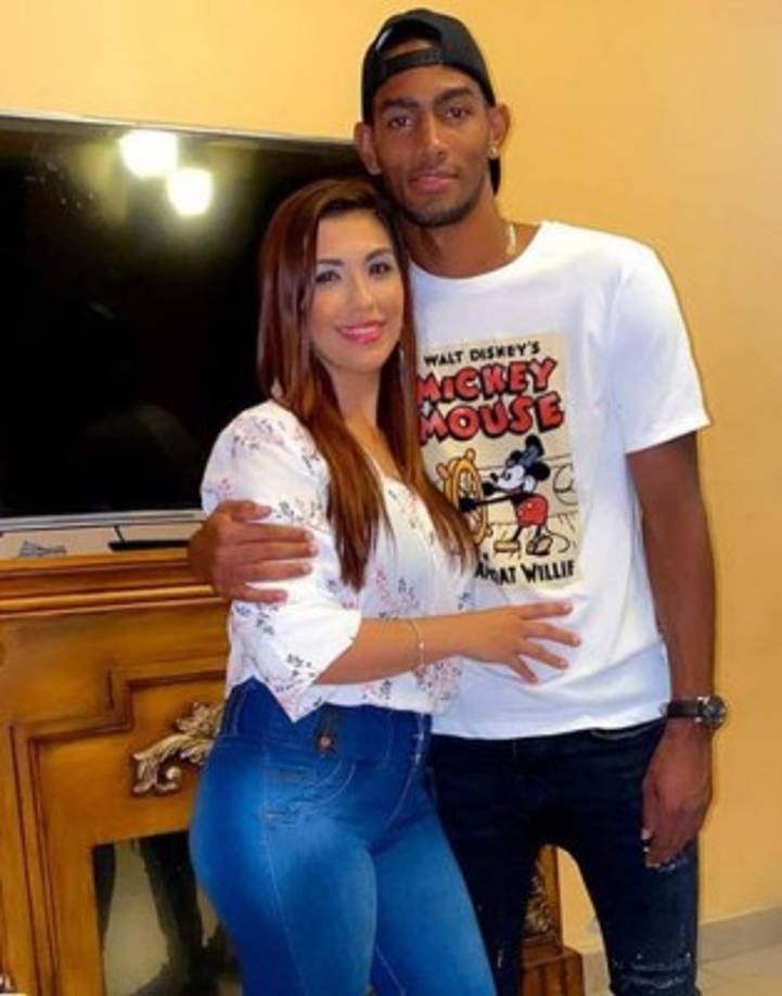Jerry Bengtson: El delantero recibió el 2020 al lado de su linda esposa.