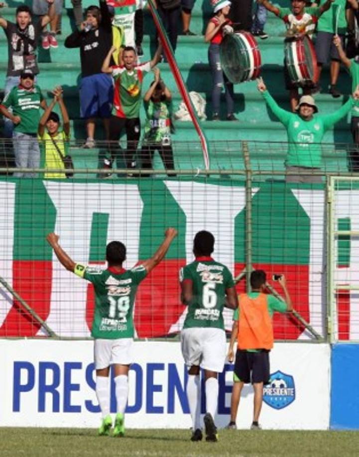Mario Berríos celebró su golazo con los aficionados del Marathón.
