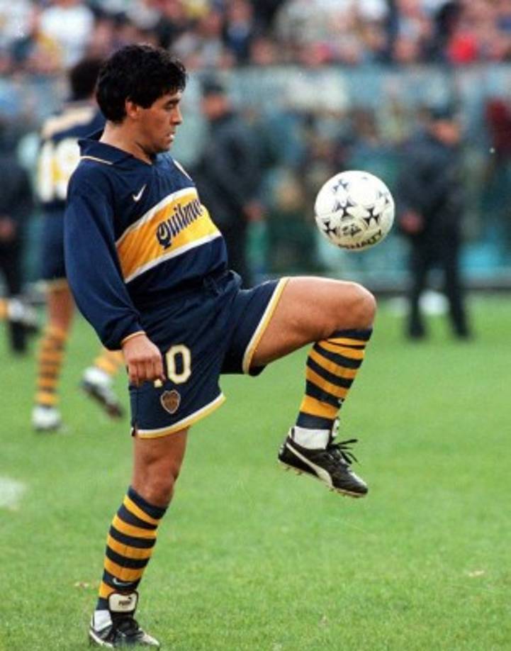 Los últimos botines con lo que jugó su último partido con Boca los regaló a una banda de música.