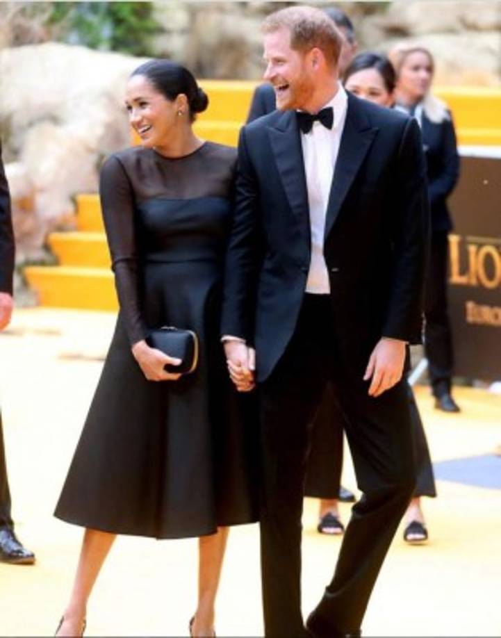 La duquesa completó su look con zapatos a juego de Aquazzura y un clutch de Gucci.