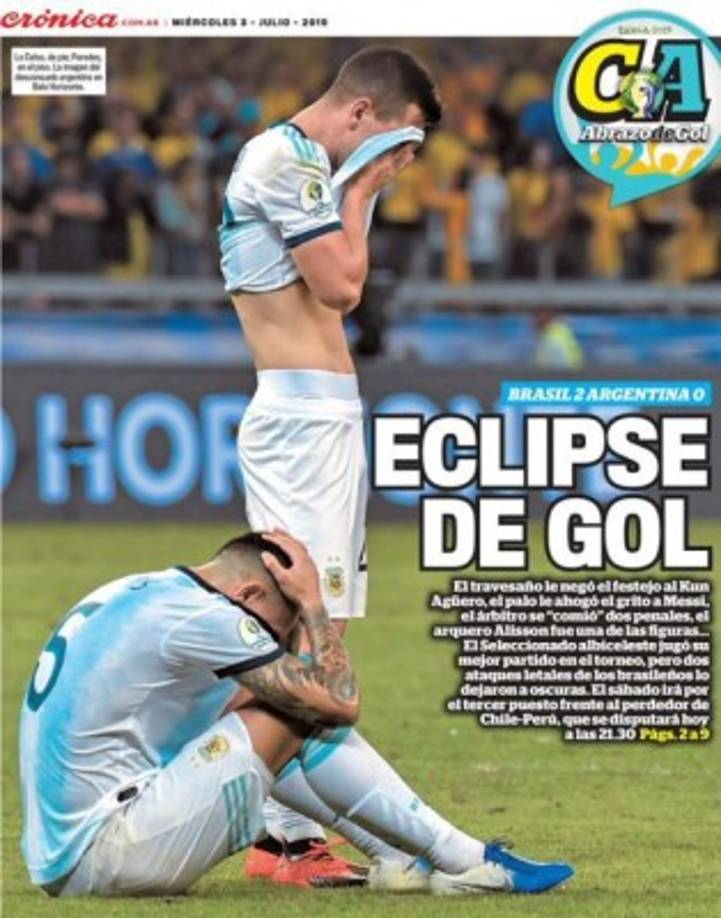 En el interior de su diario, Crónica título: 'Eclipse de gol'. 'El travesaño le negó el festejo al Kun Agüero, el palo ahogó el gritó a Messi, el árbitro se ´comió´ dos penales, el arquero Alisson fue una de las figuras...'.