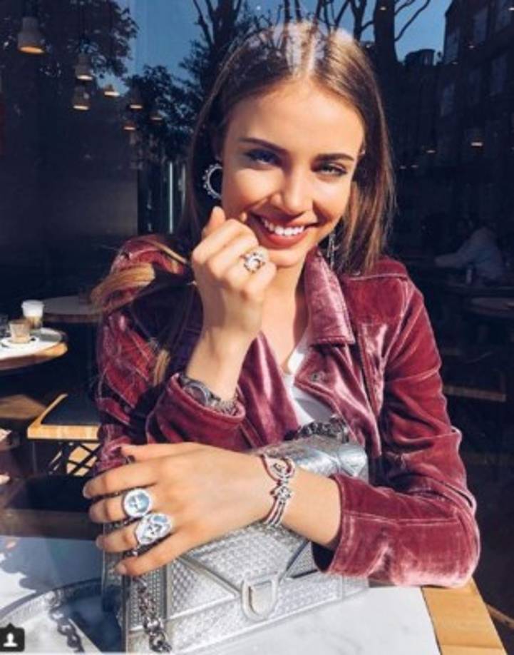 Xenia Tchoumitcheva es también presentadora de televisión.