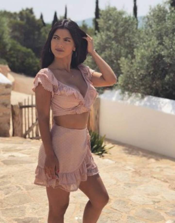 'Que todo se vea bonito en Instagram no significa que la vida de ninguno es perfecta. Desde hace muchos años tengo una enfermedad que se llama Hashimotos. No hay cura, es de por vida y nadie sabe cuál es la causa... Por ahora, estoy recuperando todo el tiempo perdido con un tratamiento incorrecto y aprendiendo cómo adaptar mi vida a esta enfermedad que mucho me quitó, me enseñó y seguirá enseñando', confesó la actriz en su cuenta de Instagram.