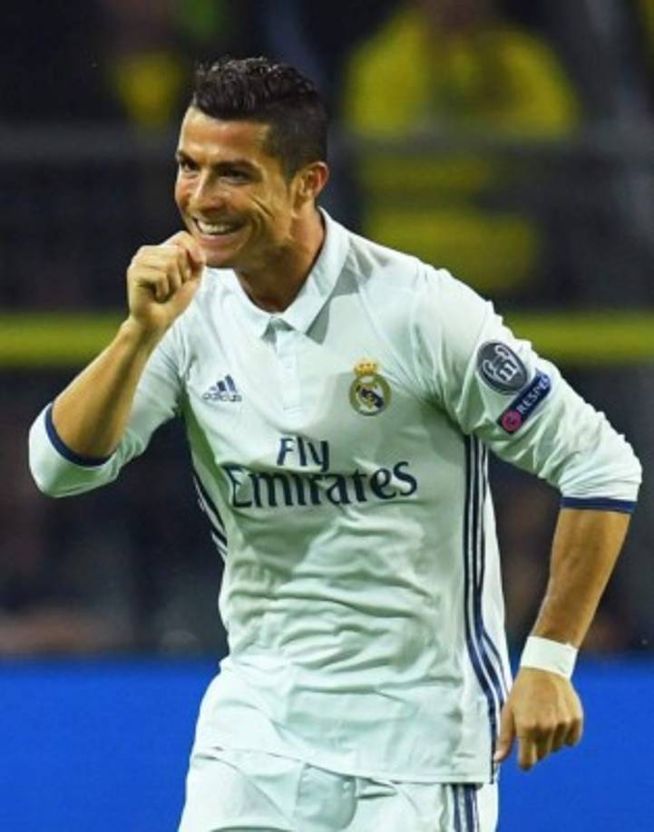 El fútbol chino está dispuesto a revolucionar el mercado futbolístico mundial. La última bomba que llega desde China es la mega oferta que tienen preparada por Cristiano Ronaldo: 300 millones de euros por su fichaje y 150 por temporada para el jugador. Lo ha desvelado el agente del portugués, Jorge Mendes, en declaraciones a Sky Sports, que realizó en la gala del los ‘Globe Soccer Awards’ del miércoles, aunque no han trascendido hasta este jueves. “Desde China han ofrecido 300 millones al Real Madrid y 150 millones por temporada a Cristiano”, aseguró el representante. Se desconoce que club está dispuesto a realizar esta inversión.