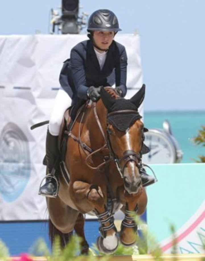 Aficionada a la actividad ecuestre, Eve pasa la mayor parte de su tiempo en el rancho de Florida de su madre, valorado en más de 15 millones de dólares, donde tiene a su disposición un establo con 20 caballos y un completo circuito de saltos.