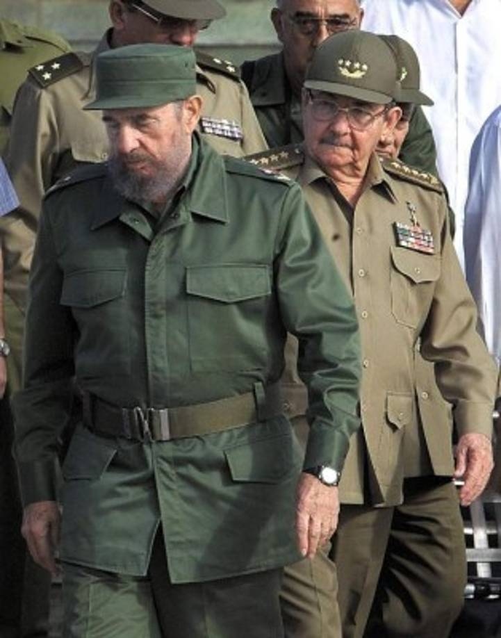 El presidente cubano Fidel Castro junto a su hermano, el ministro de las Fuerzas Armadas Revolucionarias, Raúl Castro, en diciembre de 2001. AFP