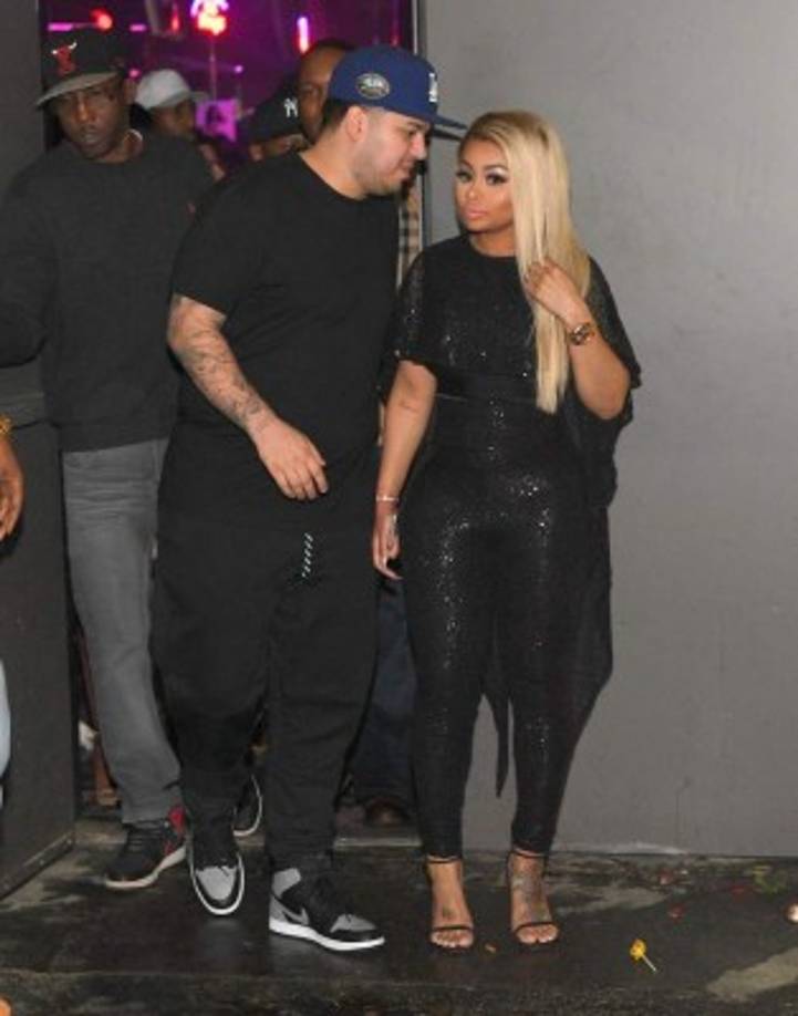 Sin embargo, el plan de la pareja de comenzar su propia serie podría resultar algo problemático ya que la madre de Rob, Kris Jenner, tiene a todos sus hijos bajo contrato con E!, por lo que daría al canal prioridad en cualquier proyecto en el que estos se vieran envueltos.