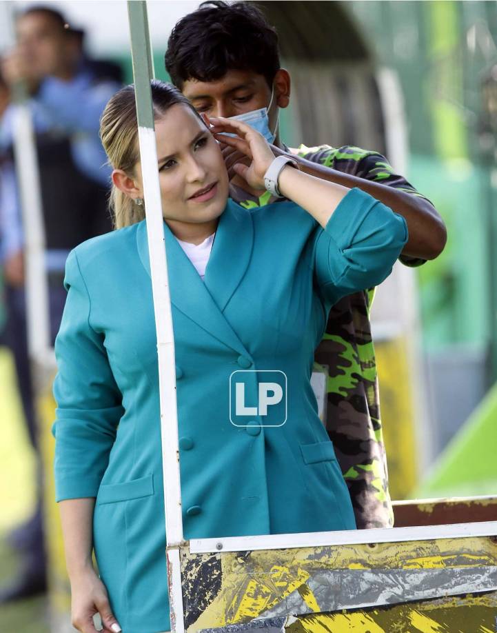 ¿Todo ok? La presentadora de Deportes TVC, Tanya Rodríguez, preparándose para la cobertura del partido.