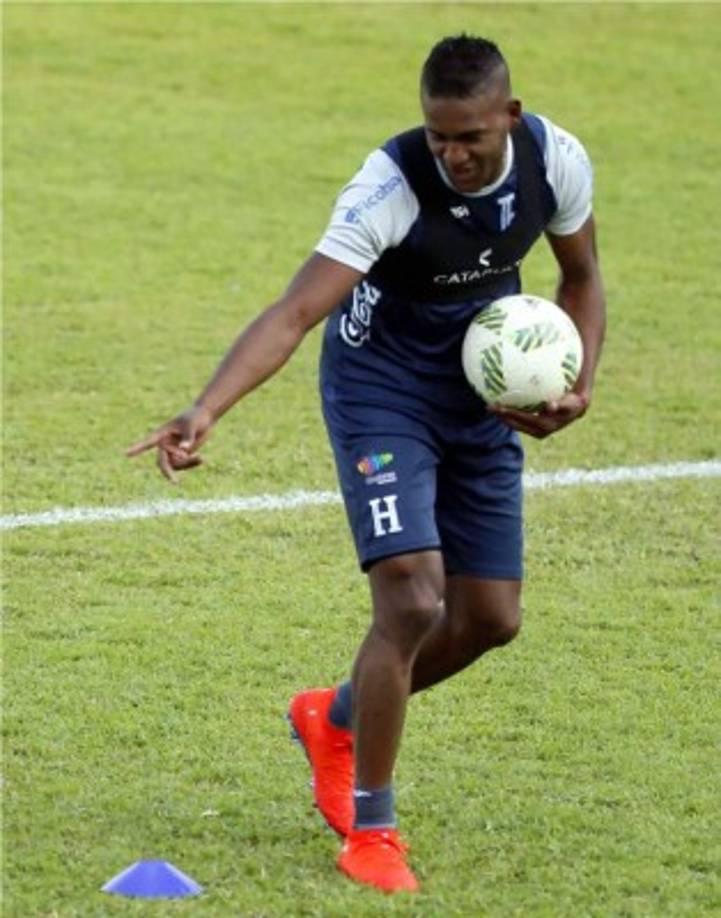 Brayan Beckeles se perfila para ser el lateral derecho en la alineación titular que alista Fabián Coito. El jugador ha mantenido su nivel en el Necaxa de México.