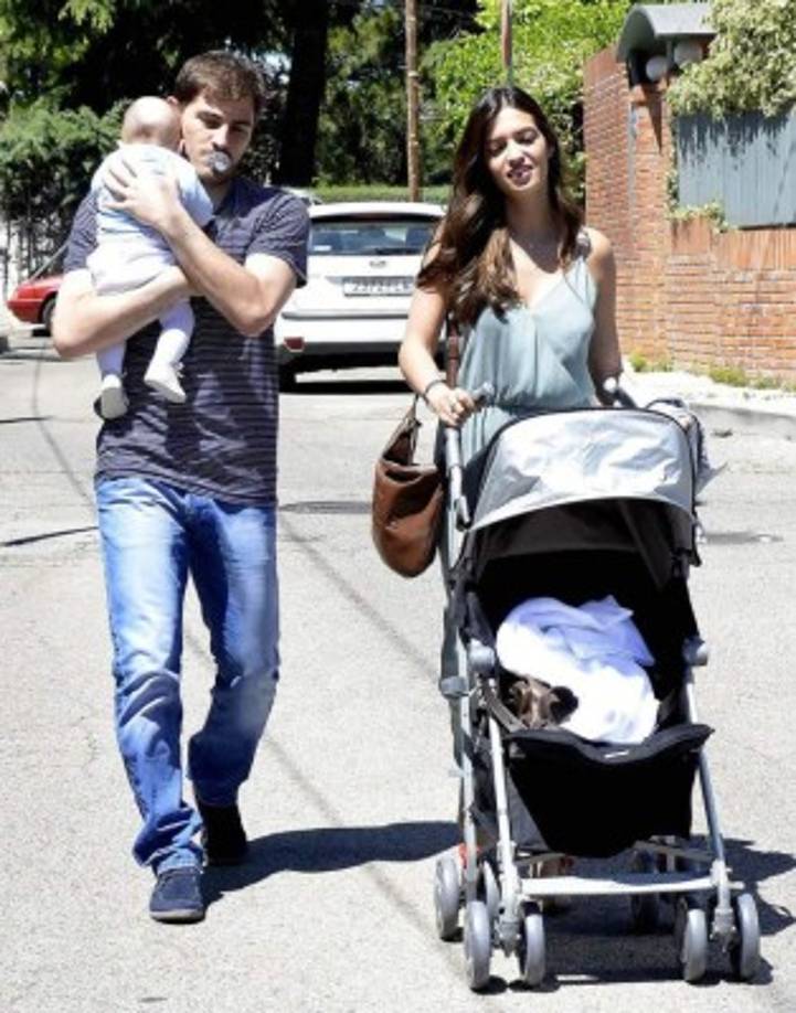 Iker Casillas con su hijo Martín en brazos y Sara Carbonero paseando por Madrid.