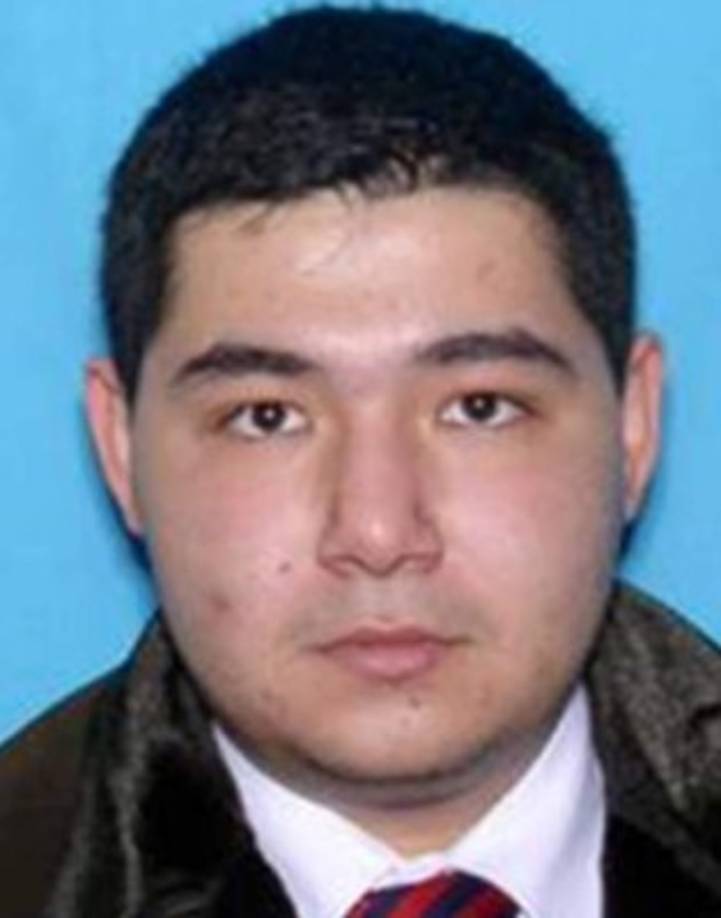 Nombre: Rustamjon Shukurov<br/>Alias: No tiene<br/>Fecha de nacimiento: 1 de enero de 1985<br/>Lugar de origen: Uzbekistán<br/>Buscado por tráfico de trabajo forzado y fraude en contratación de trabajadores extranjeros. También está relacionado con los dos mencionados anteriormente: Sandjar AGzamov y Nodir Yunusov.