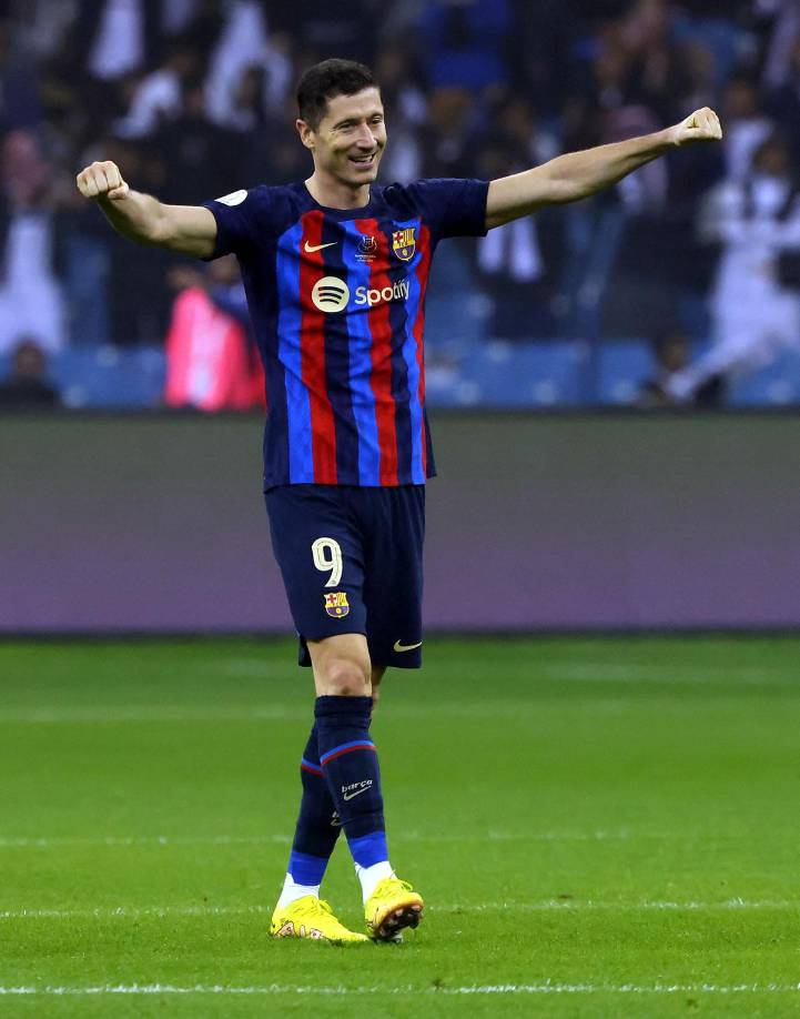 Robert Lewandowski fesrejando el triunfo al final del partido contra el Real Madrid.