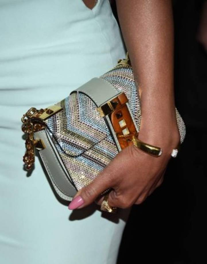 La cartera brillante de Jennifer López.