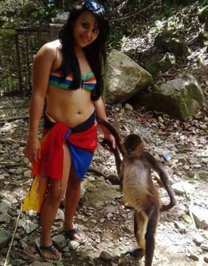 Ella se relaja en su ratos libre.