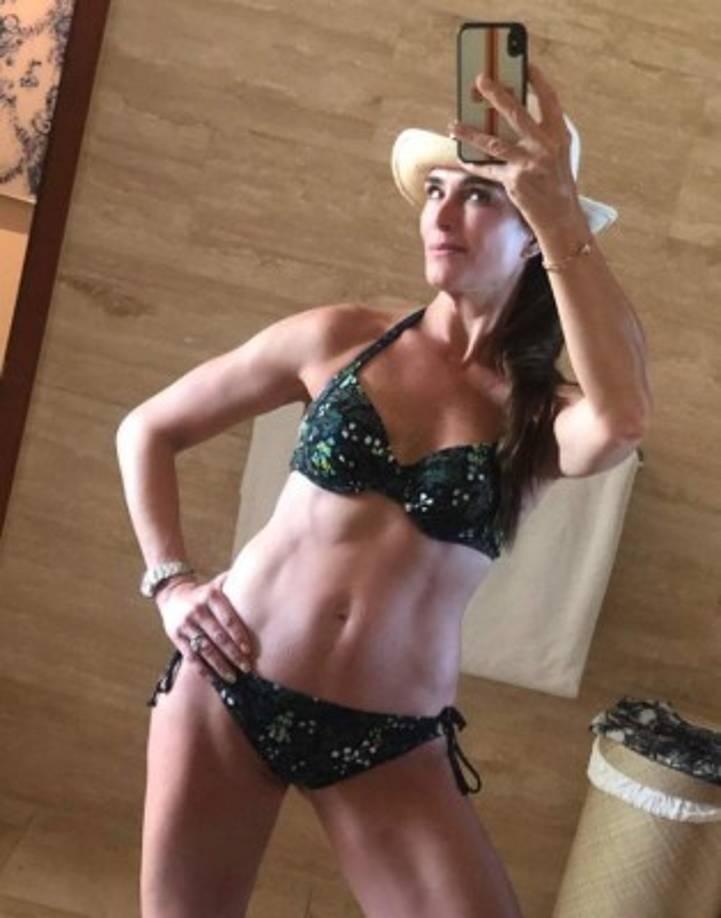 En otra foto usada por la estrella estadounidense para cerrar el año, la madre de dos mostró su abdomen bien trabajado.