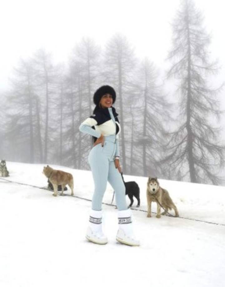 Poco antes de hacer las delicias de los internautas con sus instantáneas más idílicas y familiares, Georgina se presentaba en solitario -en la misma ubicación y luciendo la misma indumentaria deportiva, incluido ese voluminoso gorro negro- para hacer gala de sus indudables dotes para los posados más profesionales.