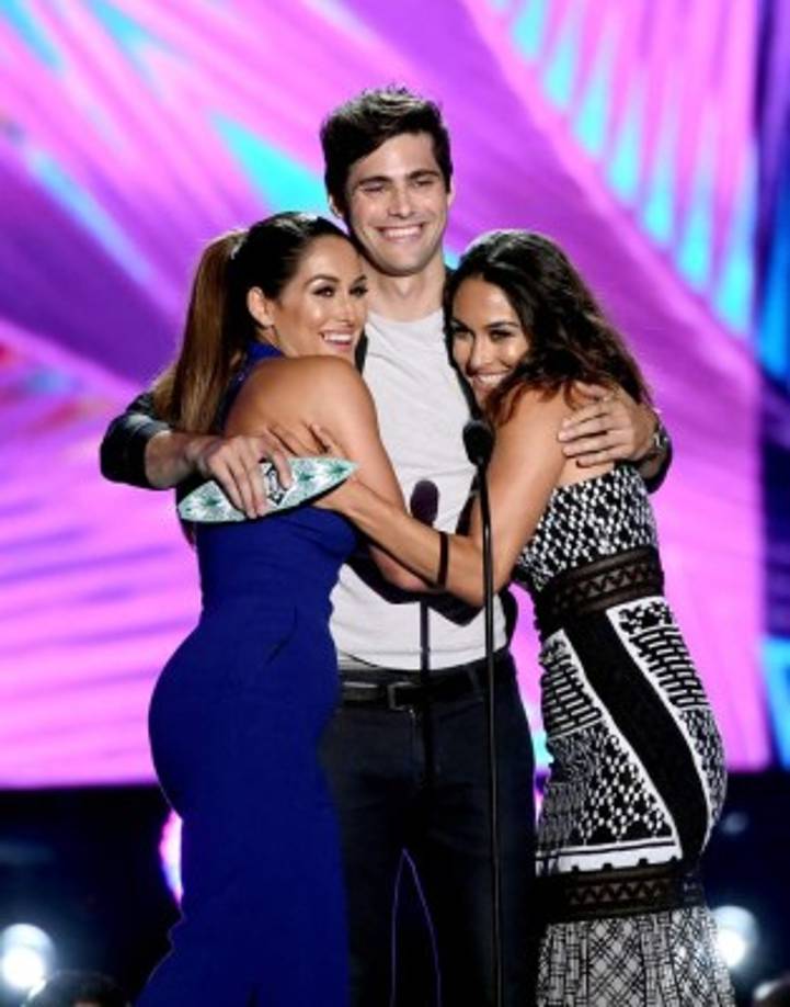 Diva Brie Bella, Matthew Daddario y WWE Diva Nikki Bella.