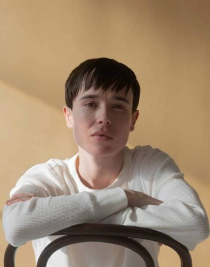 'Ha transformado completamente mi vida', le aseguró a la publicación, mientras explicó que el proceso quirúrgico le permitió finalmente 'reconocerse' en el espejo después de pasar años sin poder hacerlo.