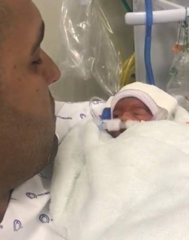 La bebé, a la que Jessica había llamado Sophia nació a las 29 semanas de gestación y con apenas un kilo de peso. Los médicos indicaron que la pequeña lucha por su vida y tiene que permanecer al menos dos meses más en el hospital. Flavio compartió un emotivo video con la pequeña en Instagram.