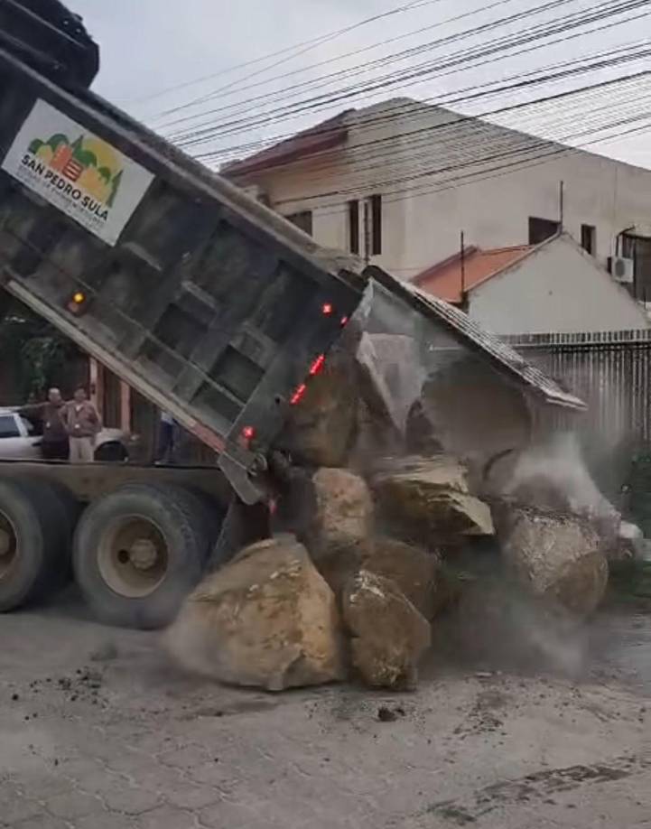 En video se observa llegar una volqueta de la Municipalidad de San Pedro Sula llena de piedras gigantes ha ser colocadas frente a la construcción por no acatar la ordenanza de juez.