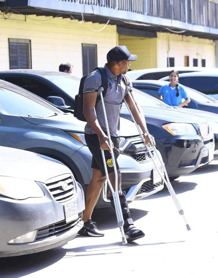 La gran novedad fue ver al portero Luis ‘Buba’ López llegar en muletas al viaje del Real España.