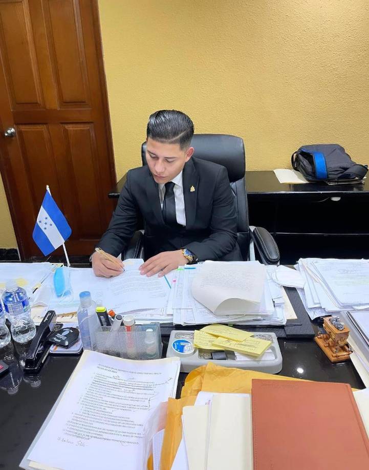 Además, el creador de contenido es empleado público y trabaja en el Centro Cívico Gubernamental (CCG), donde hasta oficina tiene. 