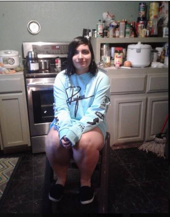 El día antes del asesinato de su hija, sus padres fueron a las instalaciones para dejarle suministros. 