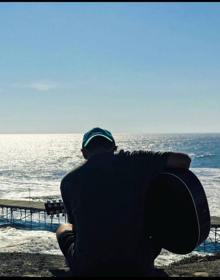 Por lo pronto, el artista sigue presentándose en convenciones y eventos en los cuales predica y canta. También, continúa produciendo música para alabar a su Dios.