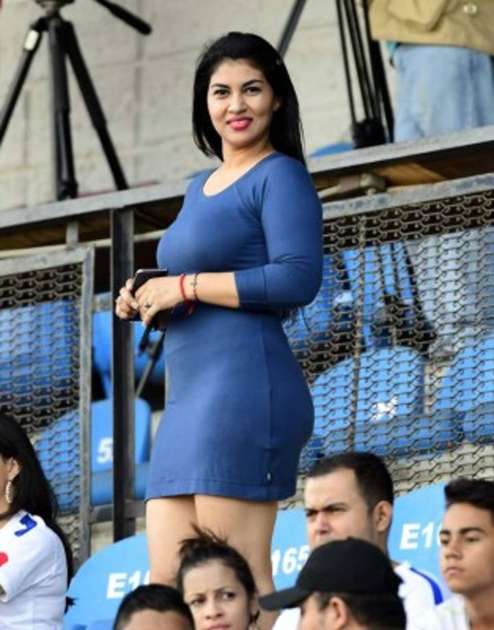 Una hermosa aficionada que cautivó en el estadio Olímpico.