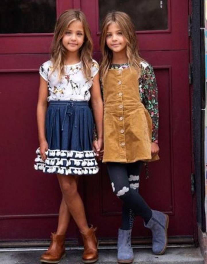 Las gemelas son admiradas por su cabello rubio y sus penetrantes ojos verdes.