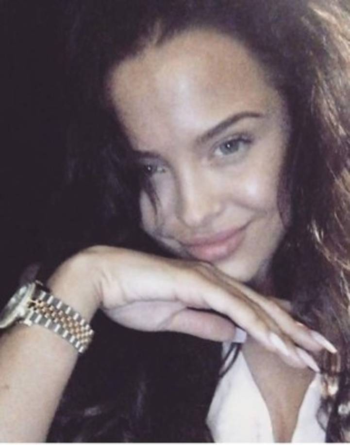 Diariamente recibe comentarios en sus fotos como : “Te pareces mucho a Angelina”, “¡eres la doble de Angelina!”, y “¿acaso eres la hermana menor de Angelina?”.