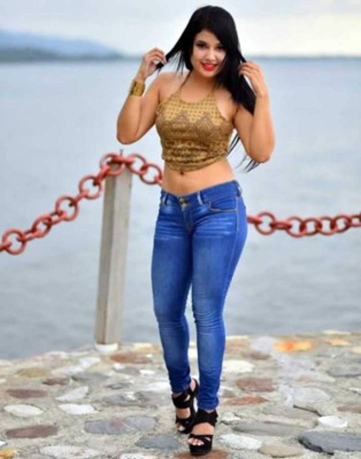 Esta bella fanática verdolaga se paseó por Puerto Cortés.