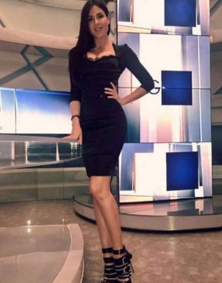 La joven periodista y modelo italiana Barbara Francesca Ovieni fue víctima de su propio vestuario durante una nueva emisión del programa Rabona, que se emite por la televisión de su país.