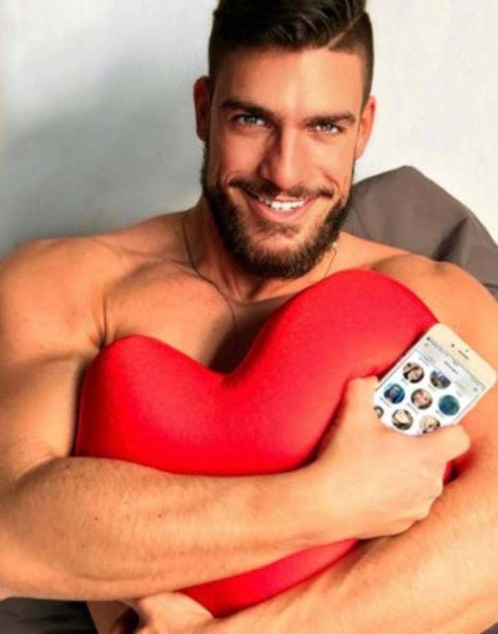 'Me paso #SanValentin de guardia', escribe el sexy enfermero.