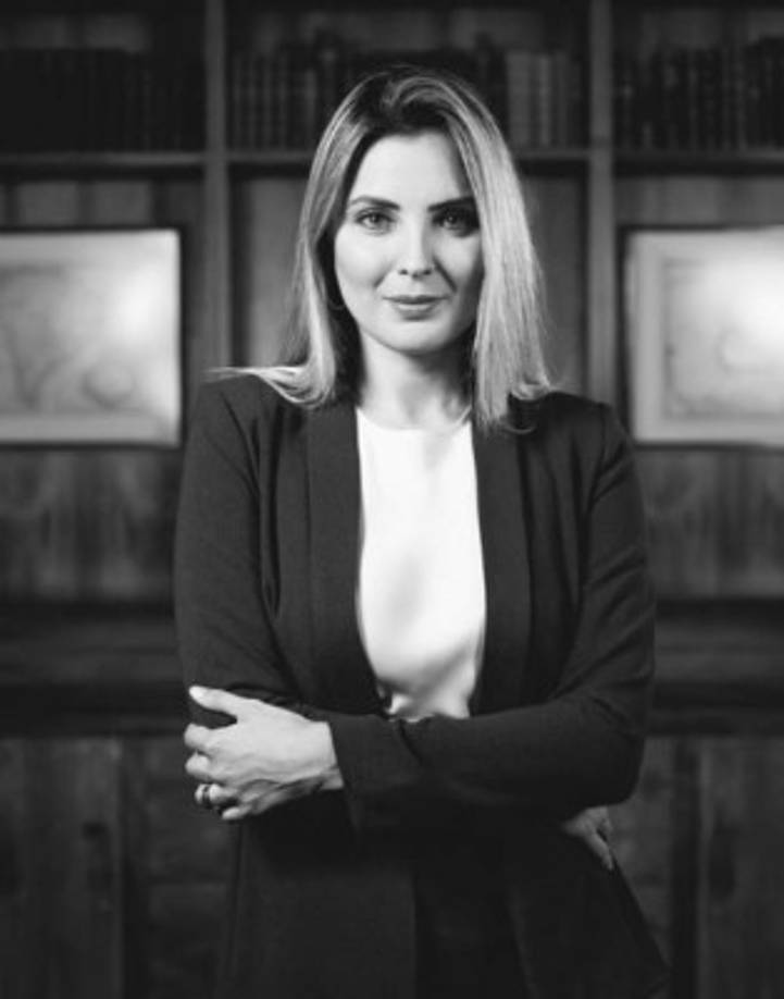 Uno de los escándalos que más ha marcado el papel de Marcela como primera durante el 2016-2018 fue en reportaje de la revista Veja que la definía como 'bella, recatada y del hogar' desató mordaces críticas de organizaciones civiles y grupos feministas por la visión conservadora y machista del papel de la mujer que traslucían las palabras de Marcela.