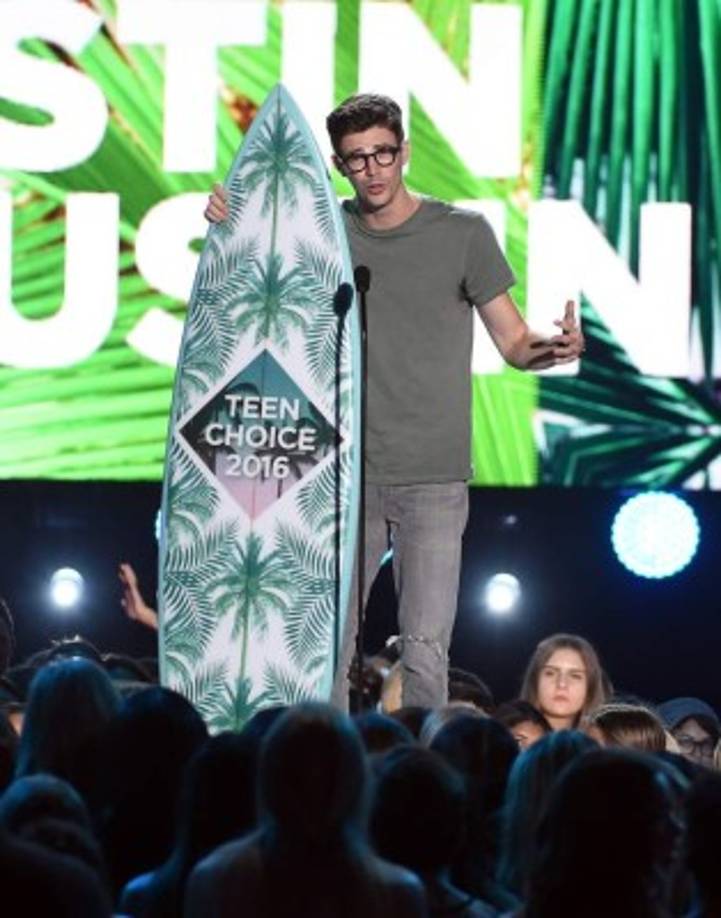 El premio de Actor de TV en Ciencia Ficción o Fantasía: Grant Gustin por “The Flash!”