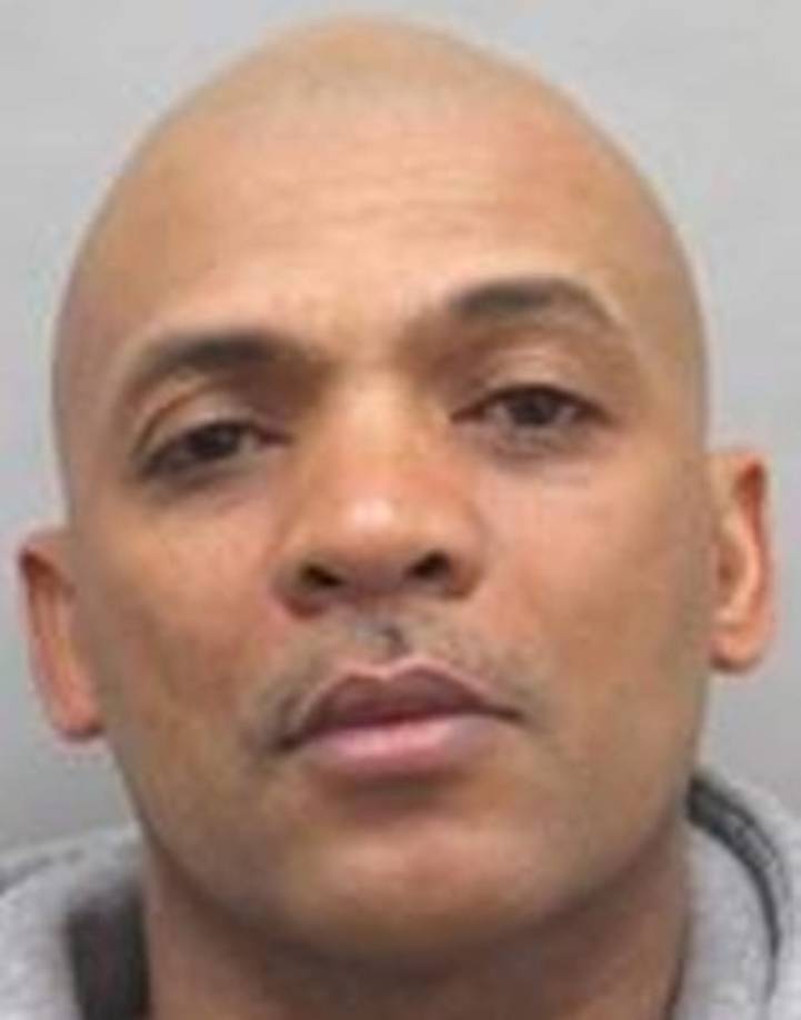 Nombre: Darrick Bell<br/>Alias: Tone or Ghost<br/>Fecha de nacimiento: 17 de diciembre de 1968<br/>Lugar de origen: Estados Unidos<br/>Delito: Tráfigo de personas y narcóticos<br/><br/>Fue visto por última vez en Detroit, Michigan en donde supuestamente también comete otros delitos como lavado de dinero y extorsión.