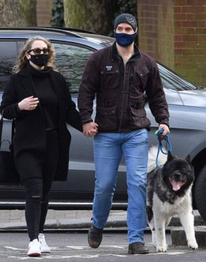 Hasta el momento se desconoce quién es la misteriosa joven que aparece con el apuesto intérprete. Fotos: Twitter.