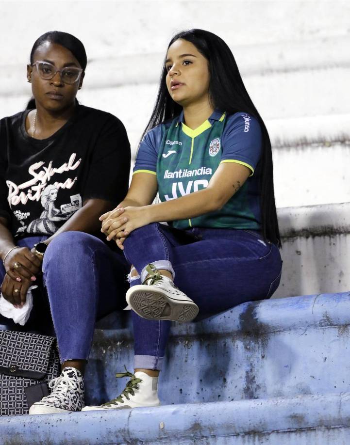 Una charla antes del inicio del partido entre estas dos aficionadas.