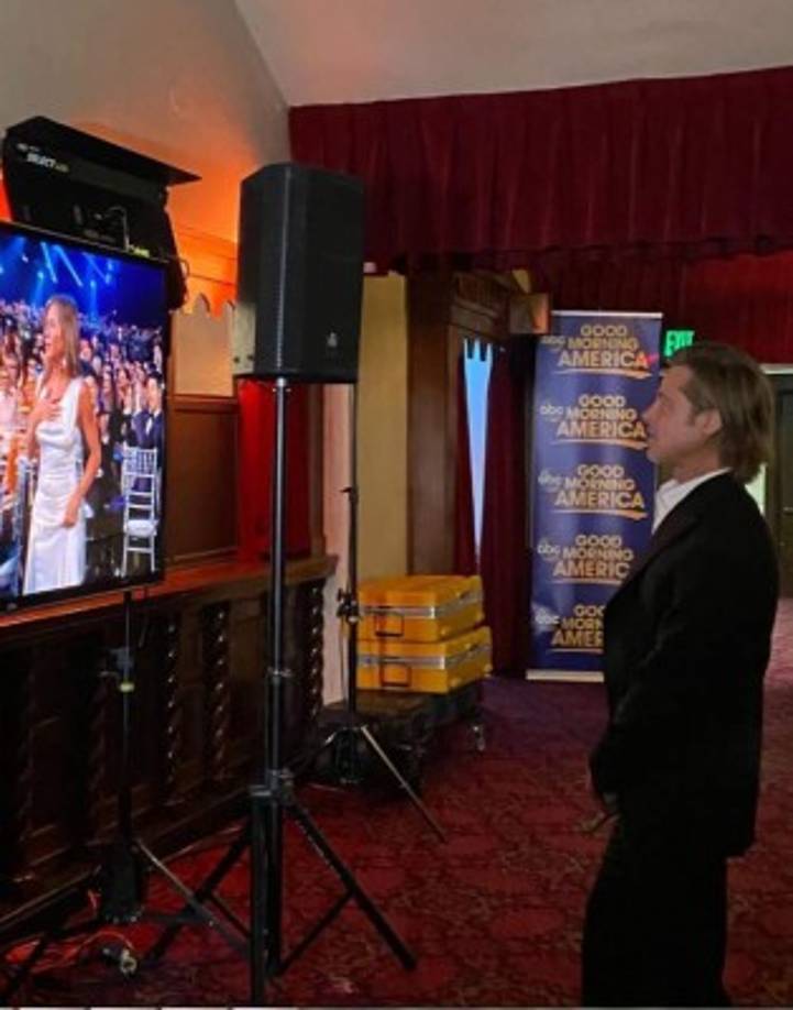 Brad Pitt miró con orgullo a su ex Jennifer Aniston cuando esta recibía su primer SAG por su actuación en el drama 'The Morning Show' de Apple TV.
