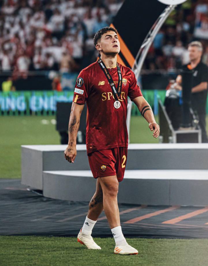 De Rossi habla sobre el futuro de Dybala, pretendido por el Al Qadsiah saudí: “Lo he convocado para el partido de la Roma, él tendrá que explicar la situación. De momento, no puedo decir nada porque no se ha cerrado nada. Ya veremos”.