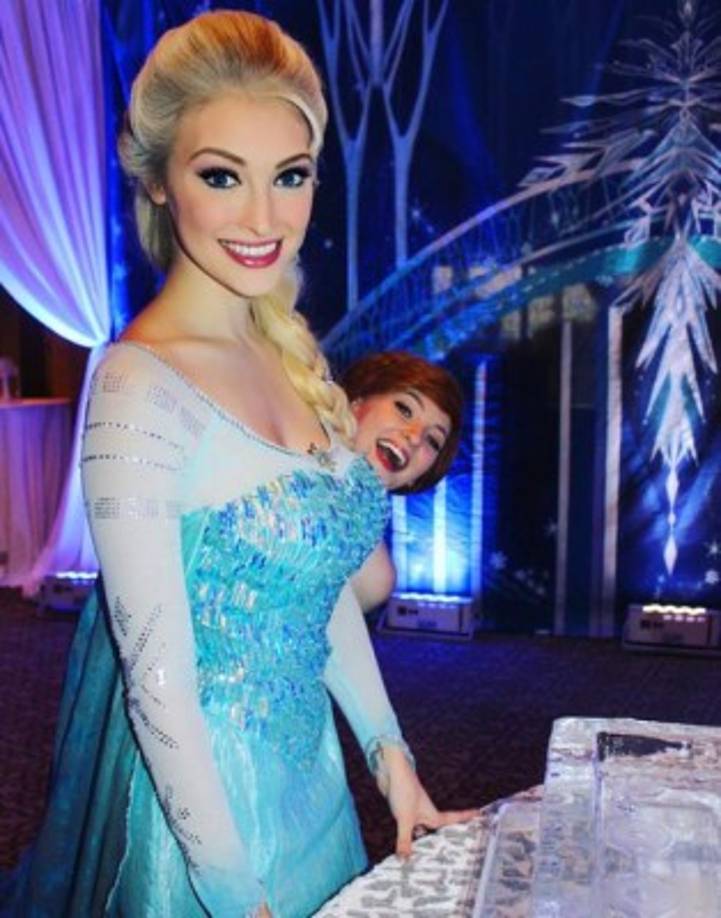 Su parecido con Elsa le permite animar fiestas inspiradas en Frozen.