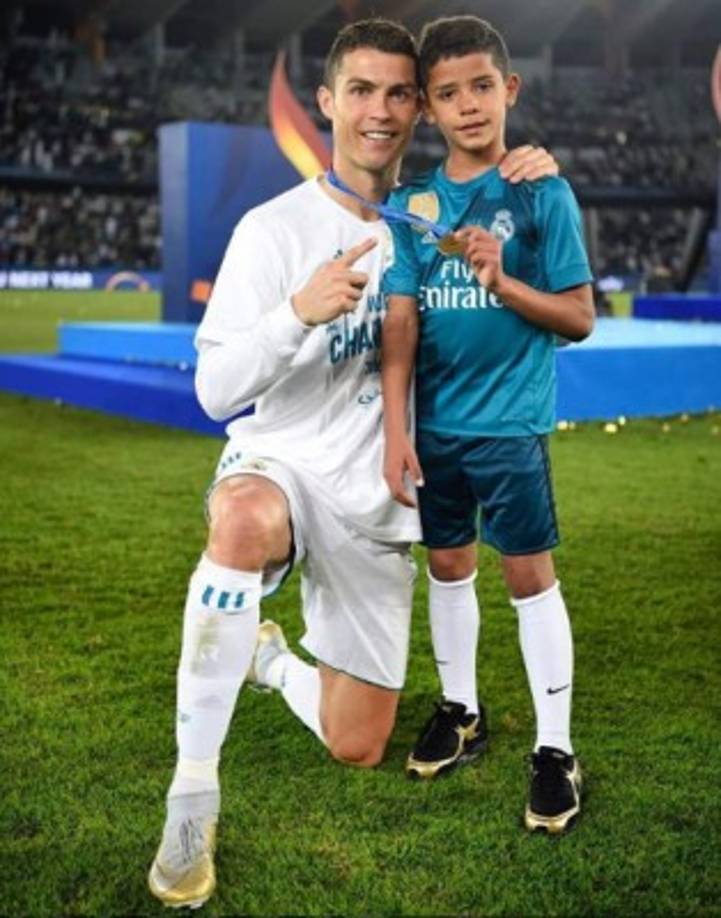 'Somos campeones', escribía Cristiano en la misma plataforma, junto a una imagen de padre e hijo luciendo en el terreno de juego la correspondiente medalla, para proyectar la doble alegría que se desprende de su triunfo y de que este tuviera a su hijo como testigo de excepción.
