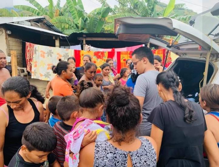 Los niños llegaron a recibir sus regalos en compañía de sus padres.