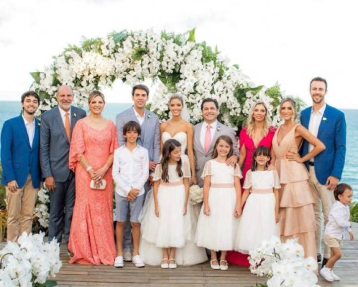 Los dos hijos del futbolista, producto de su primer matrimonio, estuvieron presente en la boda.