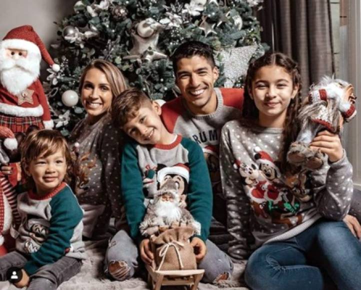 Luis Suárez, delantero uruguayo del Atlético de Madrid, está pasando la Navidad con su esposa Sofia Balbi y sus hijos.