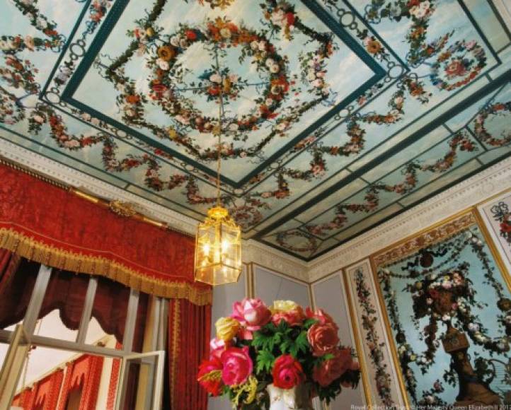 En el interior, hay habitaciones grandes y elegantes, incluyendo una decorada por Mary Moser, pintora de flores del siglo XVIII.