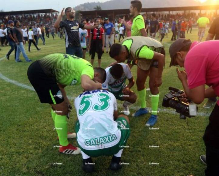 Jugadores del Real de Minas tuvieron el bonito gesto de consolar a los jugadores del Juticalpa.