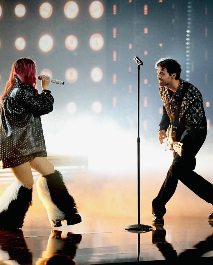 La versión original y el remix de “¿Cómo Pasó?” están disponibles en todas las principales plataformas de streaming, incluyendo Spotify, Apple Music y YouTube Music.